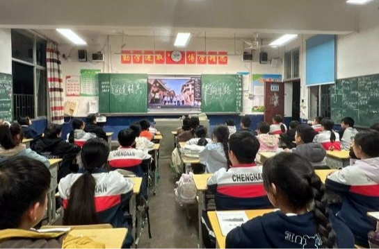芷江二中组织收看《通道转兵：走向生路》：从红色思政大课中悟伟大长征精神